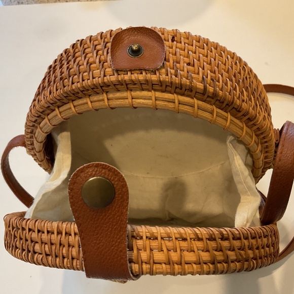 Handwoven Round Woven Shoulder Bag with Leather Handle - Picture 6 of 7